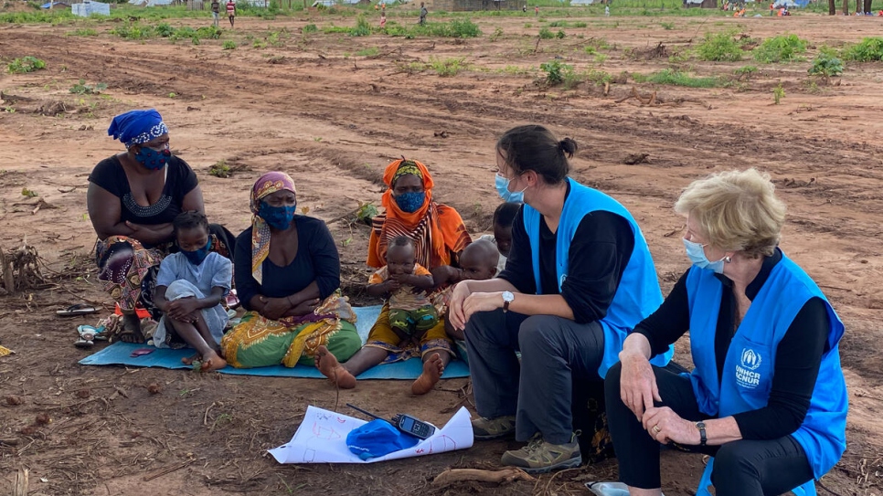 La Alta Comisionada Auxiliar para la Protección, Gillian Triggs (a la derecha), se encontró con mujeres desplazadas internas en Nanjua B, el sitio de reubicación de personas desplazadas internas en el distrito de Ancuabe, Cabo Delgado.
