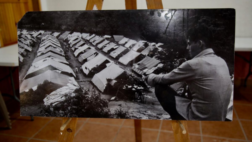 Una fotografía agrandada del campamento de Refugiados de San Marcos en los 80 se exhibe en el encuentro de la comunidad con ACNUR.
