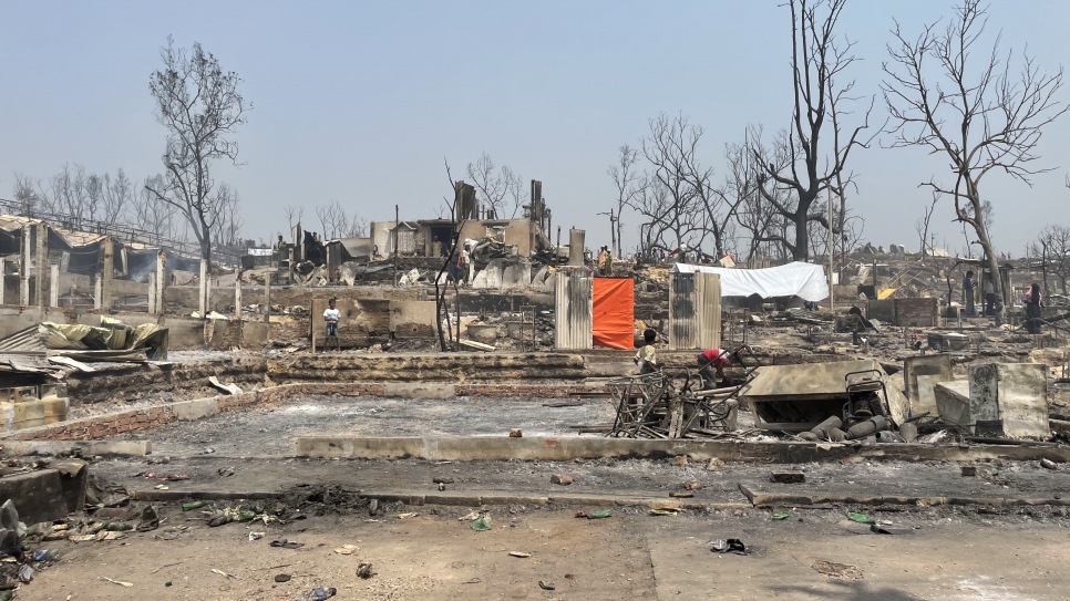 Las llamas destruyeron también hospitales, centros escolares y puntos de distribución.
