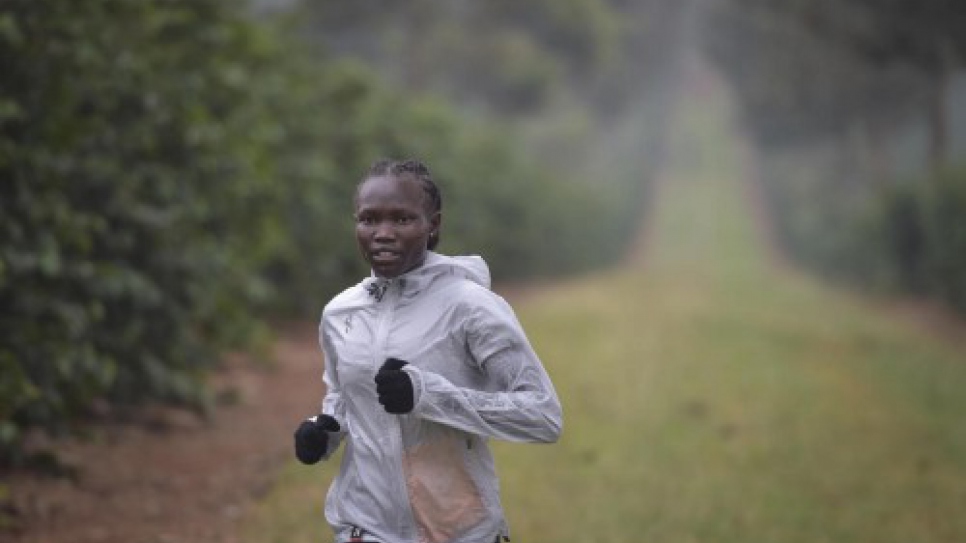 Rose corre alrededor de una plantación de café durante una sesión de entrenamiento en Nairobi, Kenia, en 2017.