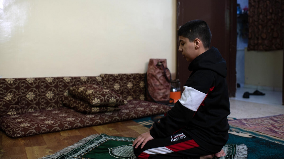 Ali, de 12 años, reza en casa antes del inicio del mes sagrado del Ramadán.