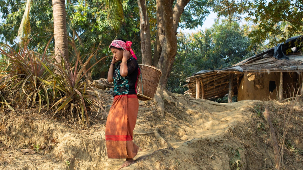 Mathana Chakma de 18 años, mantiene a su padre y a sus cuatro hermanos mediante la agricultura.