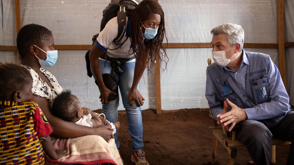 El Alto Comisionado de las Naciones Unidas para los Refugiados, Filippo Grandi, se reunió con Micheline (izquierda), una mujer refugiada de la República Centroafricana que actualmente vive en la República Democrática del Congo.