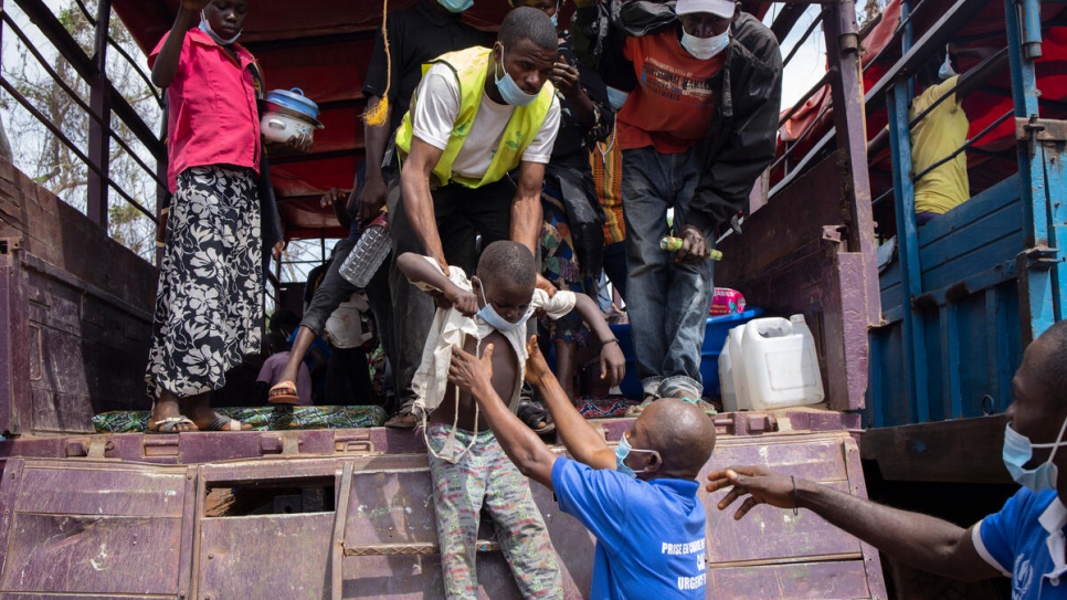 Personas centroafricanas refugiadas llegando al asentamiento de Modale después de haber viajado en camiones durante varias horas desde Yakoma, en la frontera entre la RCA y la RDC.