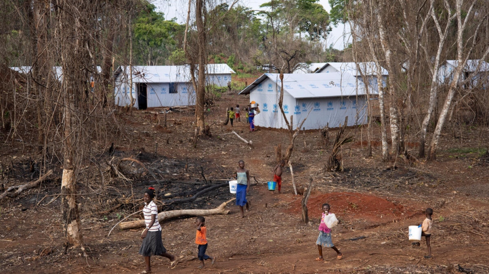 Algunas personas caminando en una parte del asentamiento de Modale, al norte de la República Democrática del Congo, donde ACNUR ha estado reubicando a las personas centroafricanas refugiadas que se encontraban en la zona fronteriza.