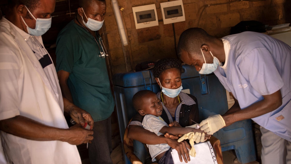 Una mujer centroafricana refugiada cargando a su hijo enfermo mientras recibe atención médica en una clínica en Modale, República Democrática del Congo.