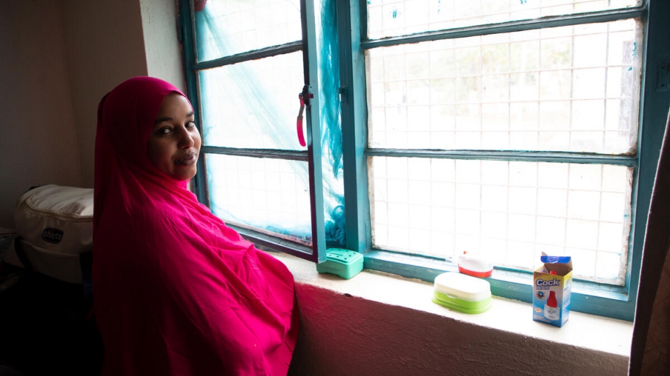 Zeinab posa para un retrato en la casa donde ha vivido la familia desde que fue evacuada de Libia.