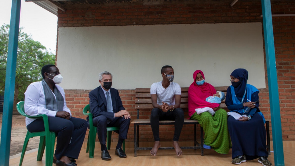 Grandi visitó las instalaciones para hablar con personas refugiadas y solicitantes de asilo durante una visita de tres días a Ruanda.