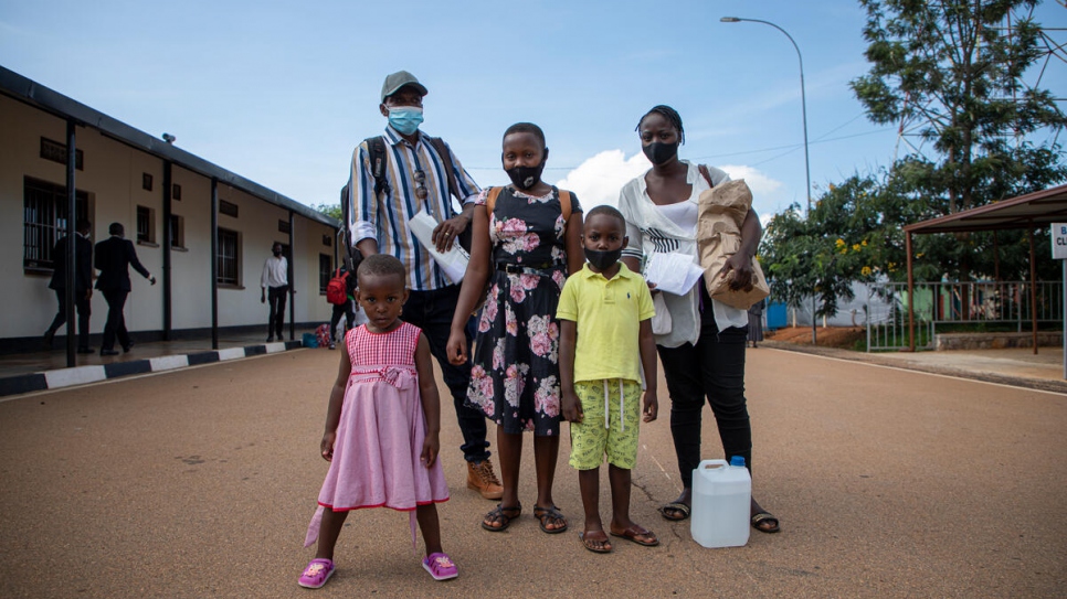 Donatien y su familia en el cruce fronterizo en la provincia de Kirundo, Burundi.