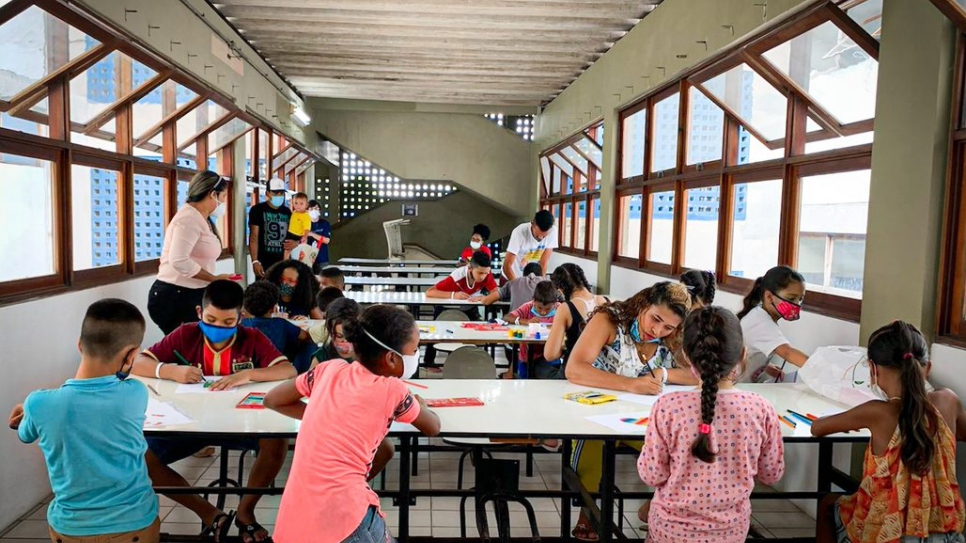 Las familias que se encontraban en el alojamiento de tránsito de la Operación Acogida fueron reubicadas a la Villa Olímpica, proporcionada por el Gobierno del Estado de Amazonas, y ya han sido asistidas por la Plataforma R4V.