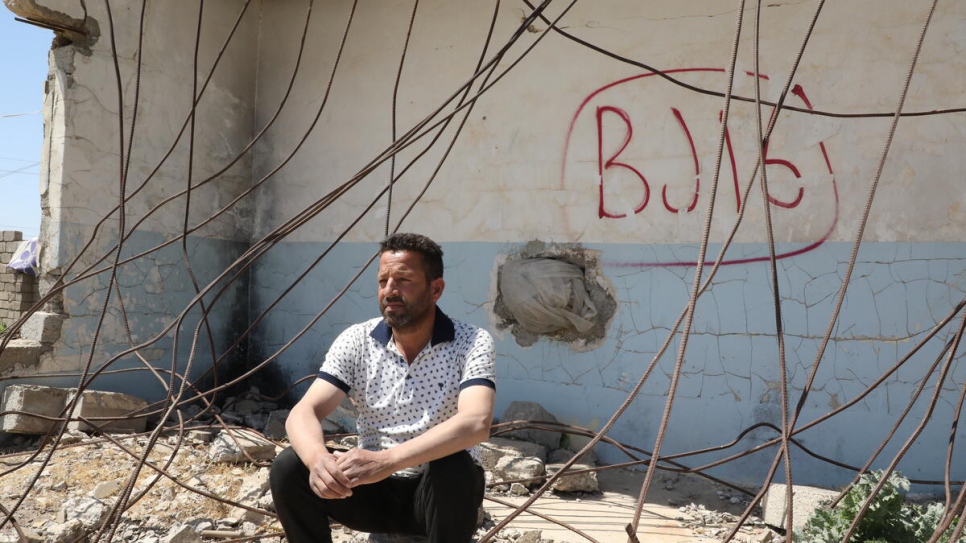Un residente se sienta frente a su antigua casa en un pueblo cerca de Mosul, que fue completamente destruido durante los combates para recuperar el área de ISIS.