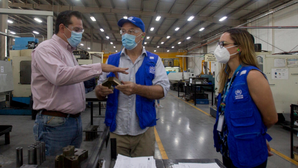 El director de Matro, Alberto Valdés, le ofrece al personal de ACNUR un recorrido por su fábrica de autopartes en Saltillo, México, que emplea a 15 personas refugiadas.