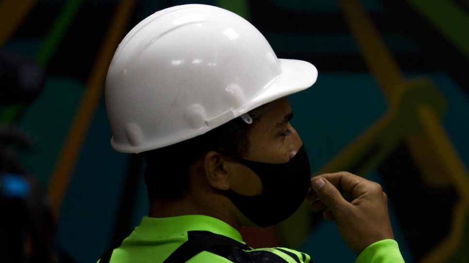 El refugiado salvadoreño Jorge González se toma un descanso durante su cambio de turno en la fábrica de papel GreenPaper en Monterrey, México.