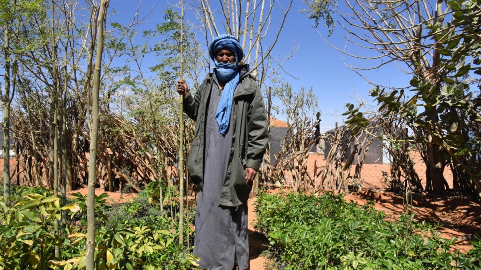 Ahmedou Ag ElBokhary en el huerto de plantas del campamento de Mbera donde las personas refugiadas malienses cultiva plantas para la reforestación.