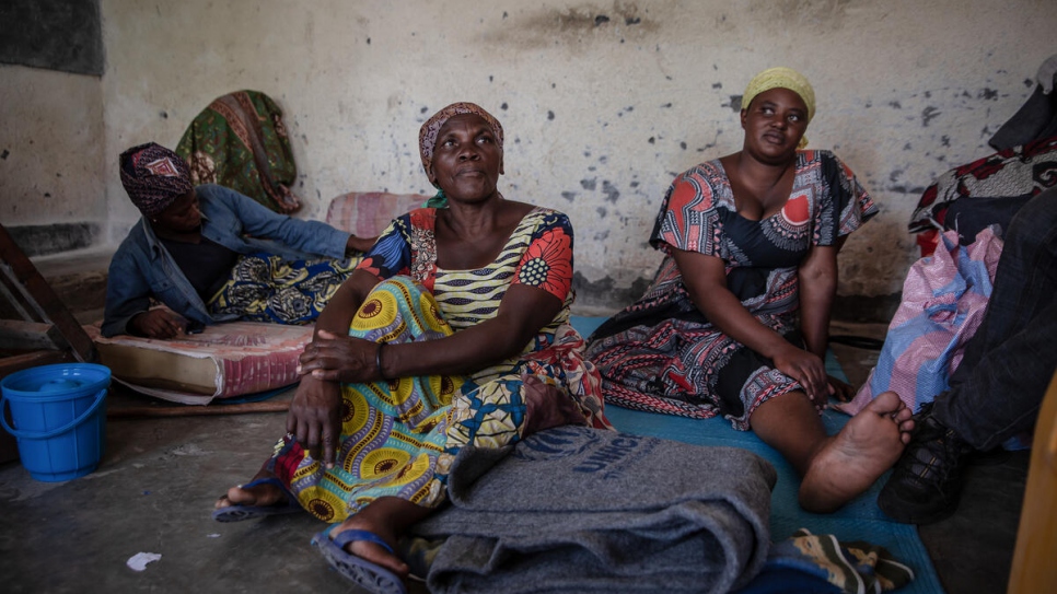 Juliene Bushashire (al centro) huyó de Goma a pie con sus 10 hijos y caminó durante dos días para llegar a Sake.