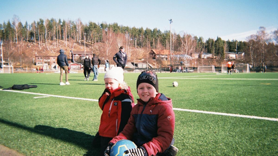 Niños y niñas aprenden a jugar fútbol en Hudksvall, Suecia, en la primavera de 2020.