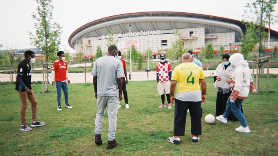 Personas refugiadas juegan fútbol afuera del Estadio Wanda Metropolitano, en Madrid.
