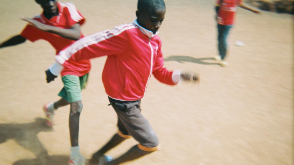 Niños refugiados de la República Centroafricana juegan un partido organizado por la ONG Red Deporte en la escuela pública de Bindia, Camerún.