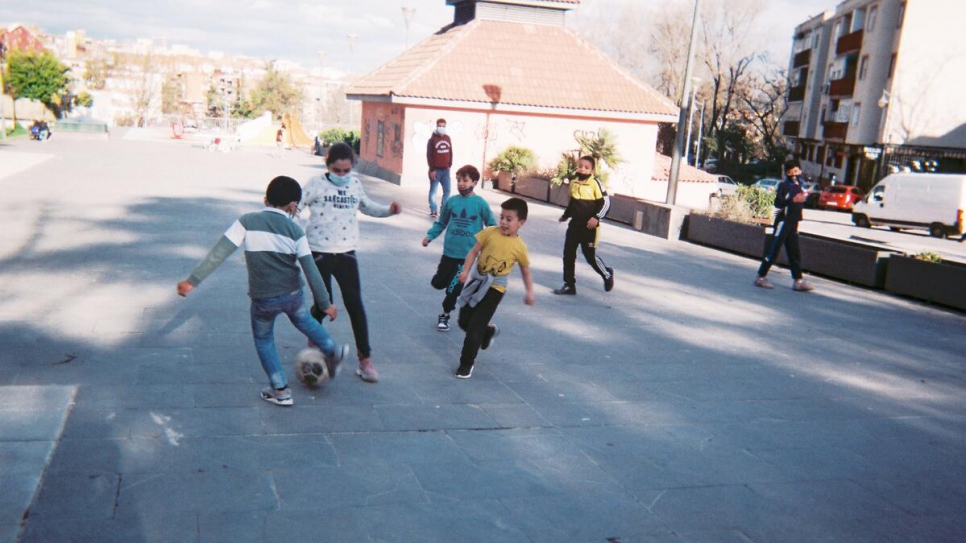 Niños y niñas del CAR de Alcobendas, al norte de Madrid, jugando fútbol.