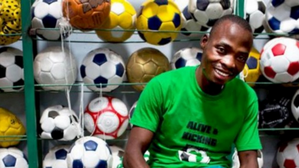Empleado de Alive & Kicking, la única entidad sin fines de lucro que se dedica a la fabricación de balones de fútbol en Kenia.