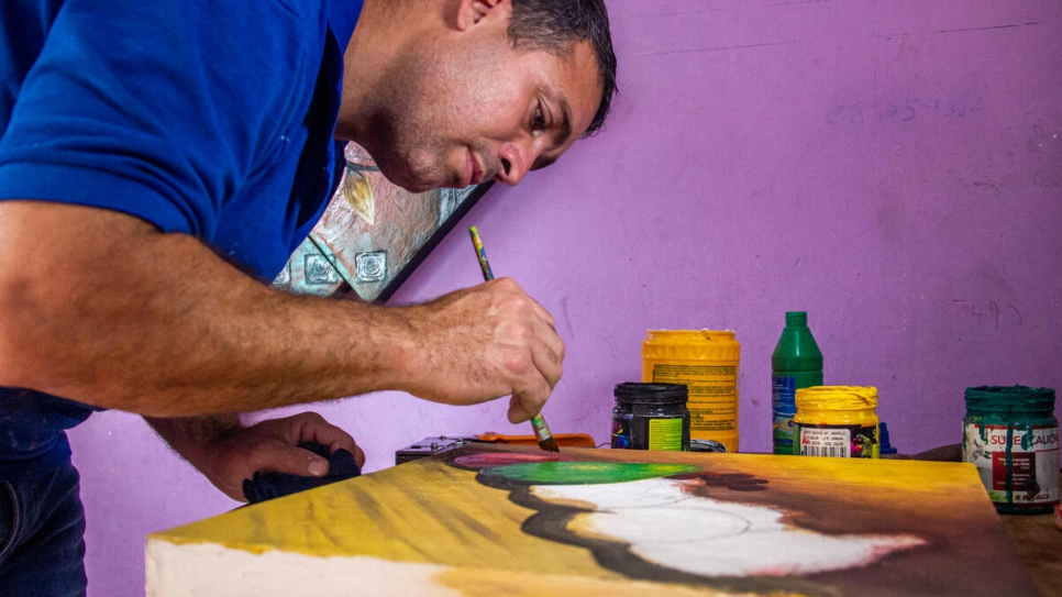José Soto pinta en su taller de Ibarra, Ecuador. Trabajó como artista en su casa en Venezuela.