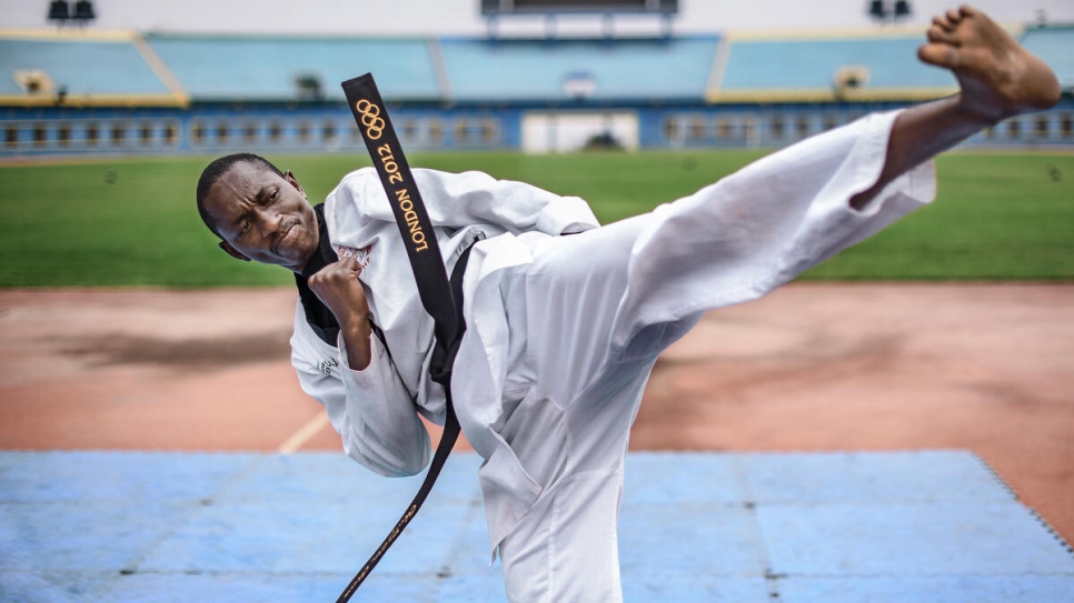 El refugiado burundés Parfait Hakizimana durante una sesión de entrenamiento de taekwondo en el estadio Amahoro de Kigali, la capital de Ruanda.