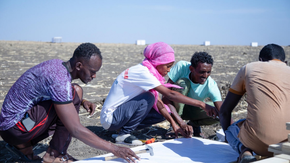 Mihret, ingeniera etíope refugiada de 25 años, supervisa la obra en un sitio en el asentamiento de Tunaydbah, en Sudán.
