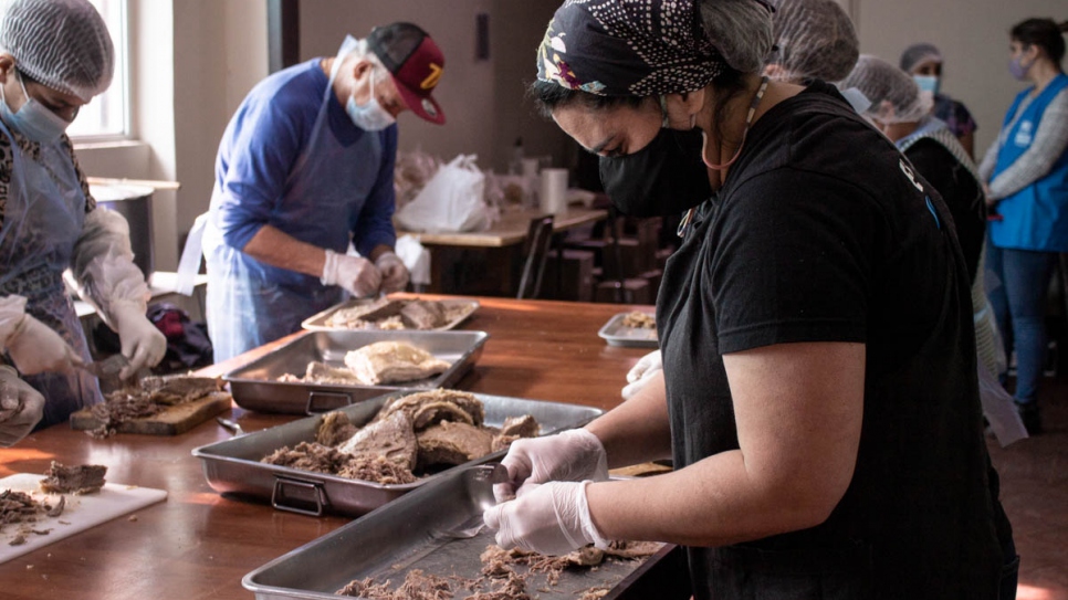 Reconocidos chefs refugiados, migrantes y chilenos, contribuyeron al libro "Mi Mesa es tu Mesa" aportando recetas únicas y multiculturales que mezclan platos típicos chilenos con sabores e ingredientes de otros lugares del mundo.