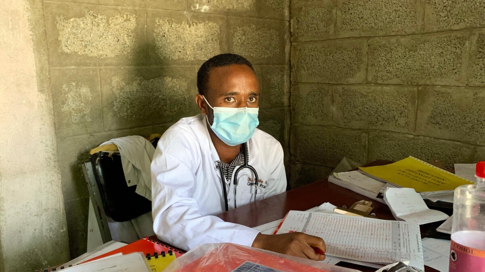 Haile Argot, médico etíope, sentado en su escritorio en la improvisada clínica en Mekelle, Etiopía, donde lidera personal voluntario.