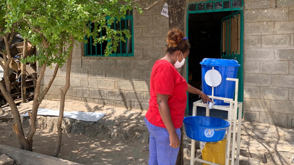 Brukti*, enfermera etíope desplazada, revisa la estación de lavado de manos que está fuera de la improvisada clínica en Mekelle, Etiopía.