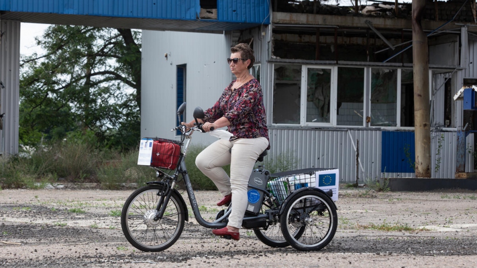 Las personas voluntarias y los trabajadores sociales recibieron 228 bicicletas y 35 triciclos eléctricos para llegar a las comunidades que se encuentran cerca de la línea de contacto al este de Ucrania.