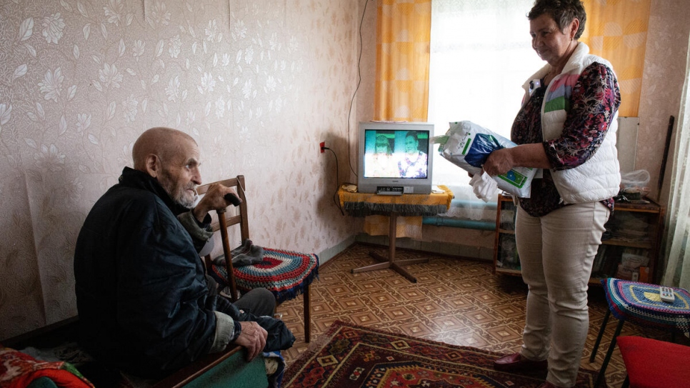 Tetiana visita con regularidad a Viktor Akimov, de 82 años. Les lleva – a él y a su esposa – alimentos y medicinas.