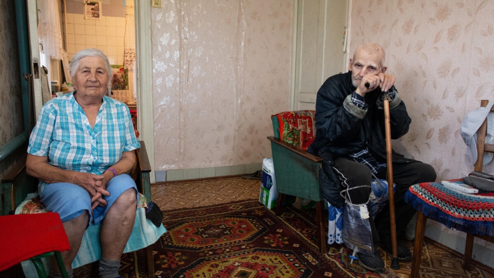 Viktor y su esposa, Antonina Akimov, de 84 años, en su casa en Stanytsia Luhanska. Viktor tiene graves problemas de salud y se le dificulta caminar.