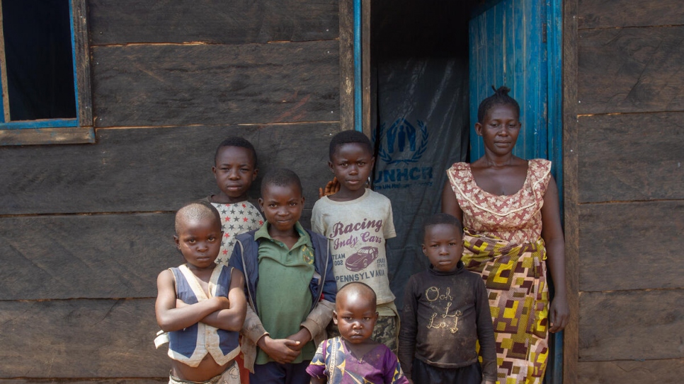 Elodie, una mujer congoleña desplazada, con sus hijos afuera de su refugio en Beni, al noreste de la República Democrática del Congo.