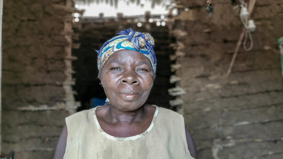 Kahambu Mwavuli, de 57 años, se encuentra en el interior de una de las casas del lugar donde alberga a 25 personas en Beni, al noreste de la República Democrática del Congo.  