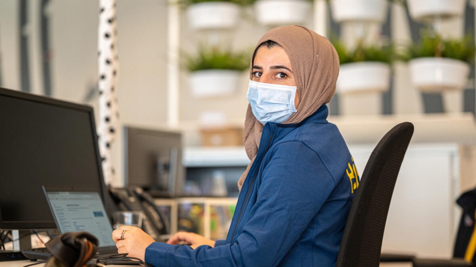 Lajan, una refugiada de la región del Kurdistán iraquí, trabaja en la computadora en la tienda IKEA de Zagreb.