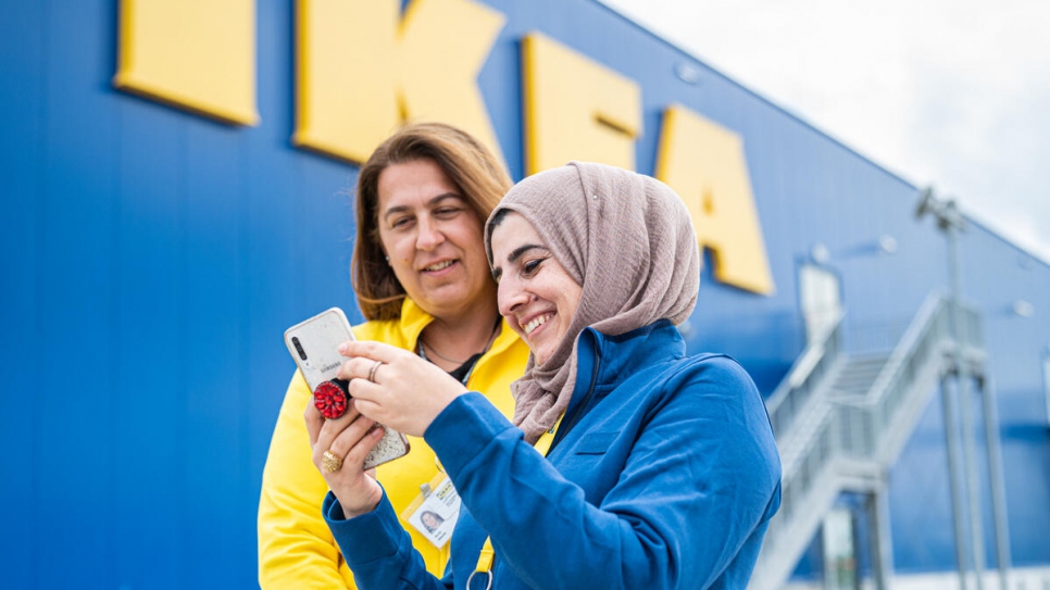 Lajan, de 32 años, conversa con su colega Marija en la tienda IKEA en Zagreb.