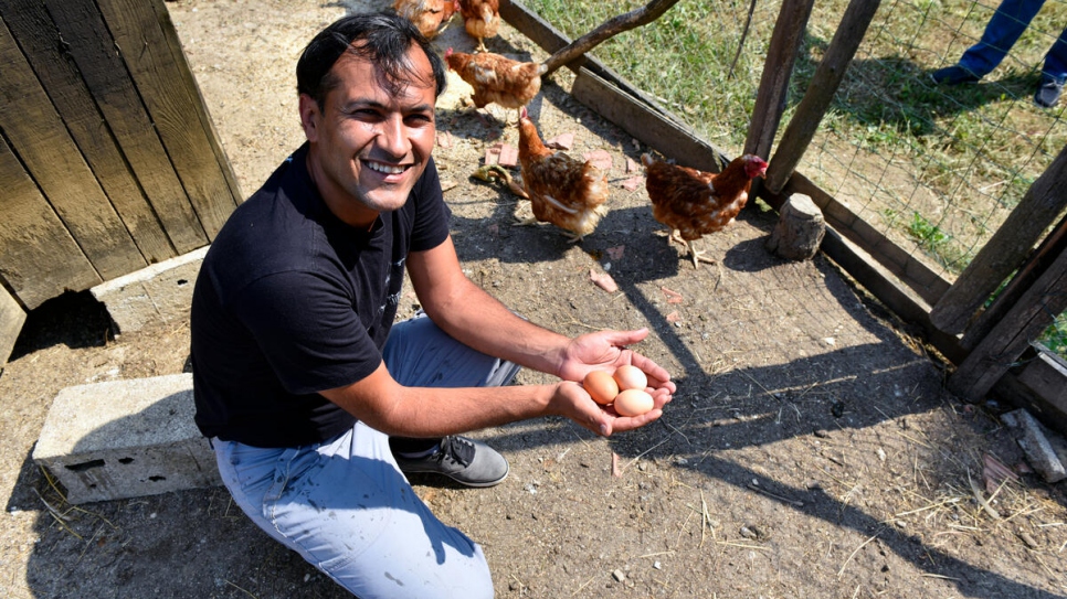 Adel sostiene huevos en su granja al noroeste de Bosnia y Herzegovina.