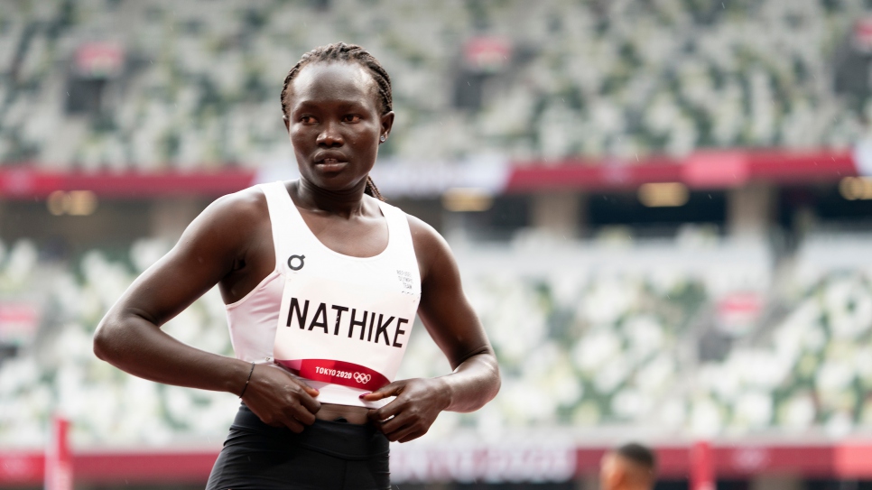 Rose Nathike Likonyen en la carrera de 800 metros en los Juegos Olímpicos de Tokio 2020.