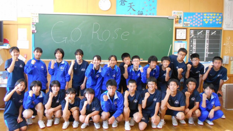 Estudiantes de la Escuela Secundaria Takata Daiichi de Rikuzen-Takata, Japón posan para una foto grupal con un mensaje de apoyo para Rose Nathike Lokonyen, atleta del Equipo Olímpico de Refugiados.