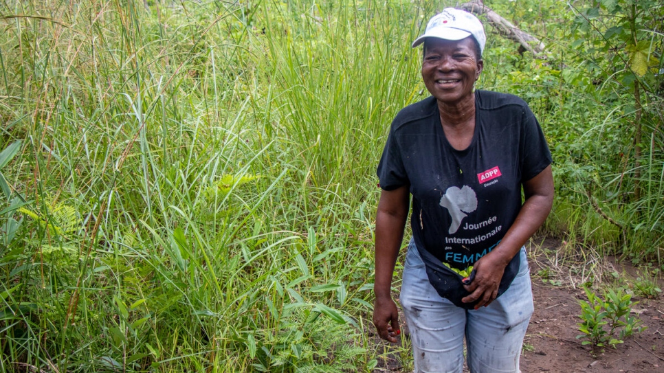 Antoinette, granjera congolesa, saliendo de su granja de arroz en la aldea de Chamassuia, cerca del asentamiento de Lôvua, en Angola.