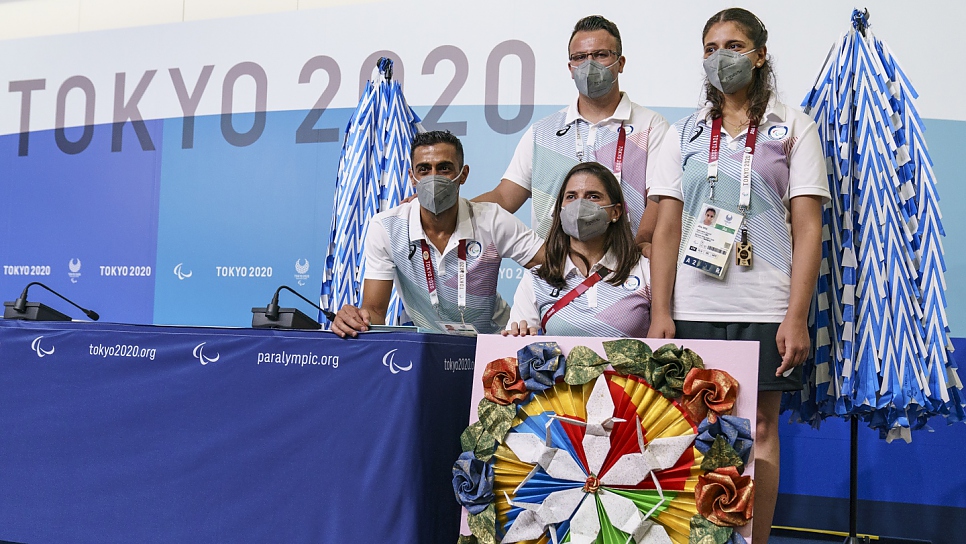 Miembros del Equipo Paralímpico de Atletas Refugiados con más de 3.000 aviones de papel durante una conferencia de prensa antes de los Juegos Paralímpicos de Tokio 2020.
