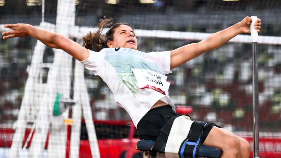 Alia Issa, la primera mujer que forma parte del Equipo Paralímpico de Atletas Refugiados, compite en el lanzamiento de bala femenino F32 en el Estadio Nacional de Japón. 