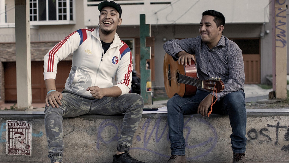 Santiago Ávila (a la izquierda), director de Jóvenes Contra la Violencia, con su amigo y antiguo compañero en una banda de música Fabián Zúñiga.