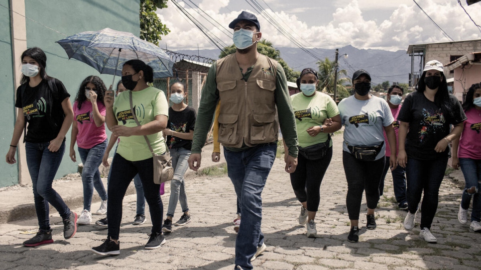 Santiago y voluntarios de Jóvenes Contra la Violencia recorren un barrio de la ciudad de Comayagua donde  las pandillas están activas para controlar a las familias. 