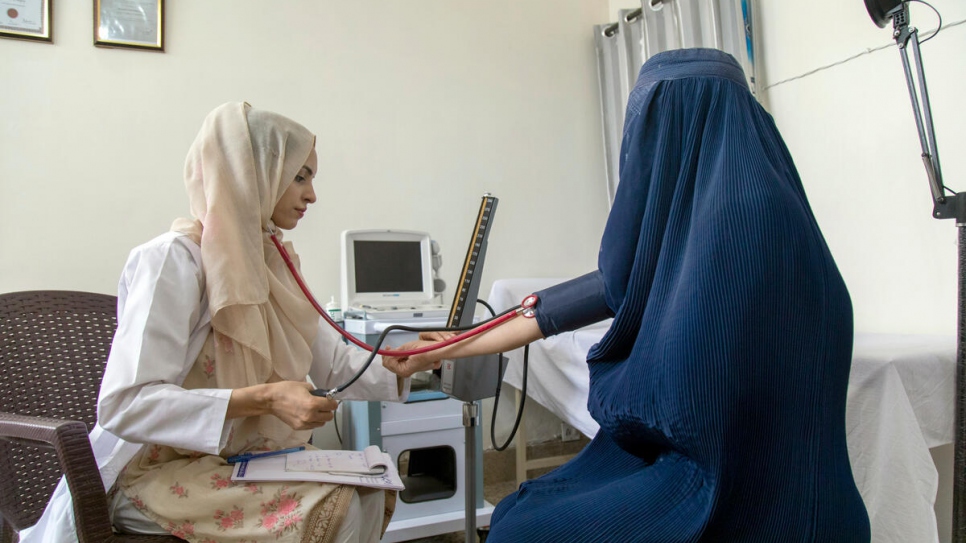 Saleema revisar a una paciente en su clínica en Attock, Pakistán.