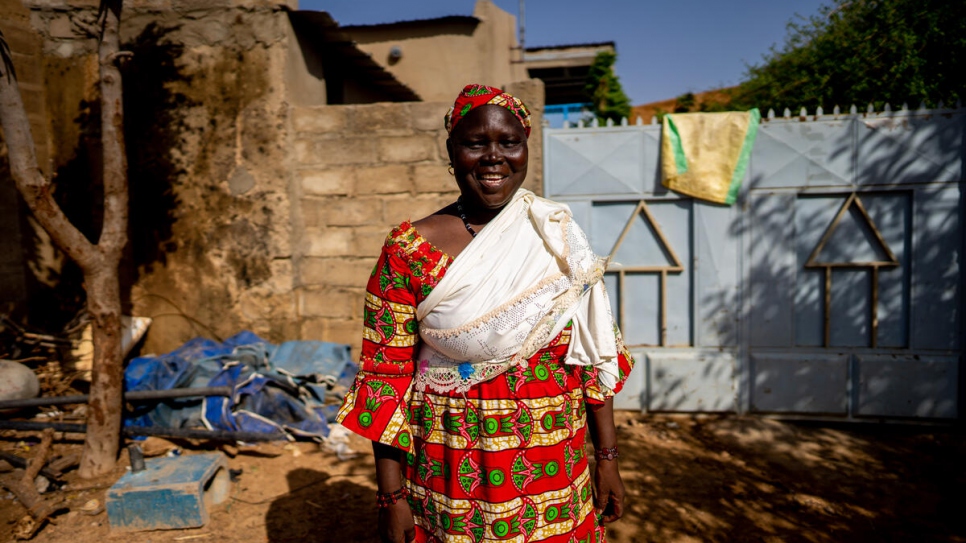 Roukiatou Maiga, líder comunitaria, fuera de su hogar en Dori, Burkina Faso.