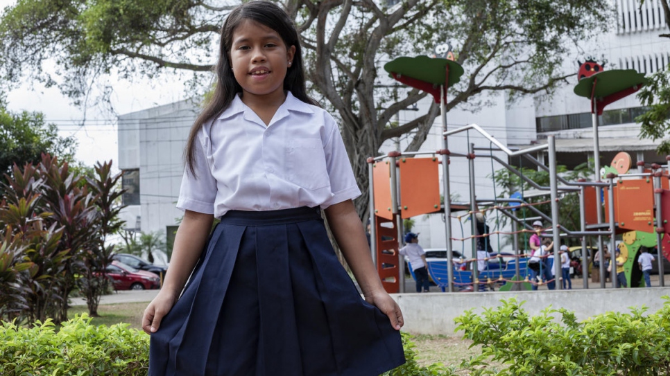"Me encanta la clase de matemáticas y mi uniforme" Kamila, de 8 años, está muy orgullosa de ir a la escuela. Aunque no tiene claro a qué se quiere dedicar cuando sea mayor, está contenta de poder ir a la escuela en su nuevo país, Panamá.
