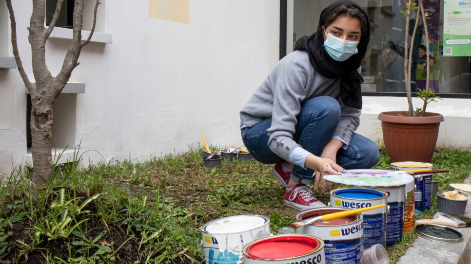 Zohra se prepara para pintar un mural en el Centro de Equidad y Justicia Calderón, en Quito, donde tanto las personas locales como los refugiados reciben apoyo legal.