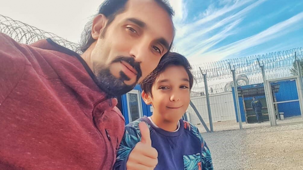 Abouzar Soltani y su hijo, Armin, en la "zona de tránsito" en la frontera sur de Hungría en diciembre de 2018. 